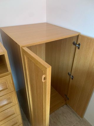 Conjunto cajonera y armario de madera