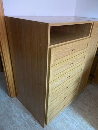 Conjunto cajonera y armario de madera