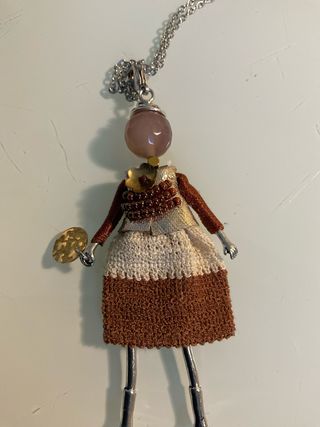 Collar colgante estilo muñeca