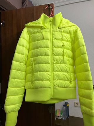 Chaqueta de invierno amarilla con capucha