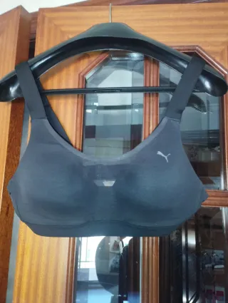 Top deportivo Puma negro