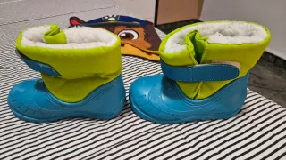 Peto nieve talla 18 meses  Botas talla 22/23 Gorro