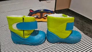 Peto nieve talla 18 meses  Botas talla 22/23 Gorro