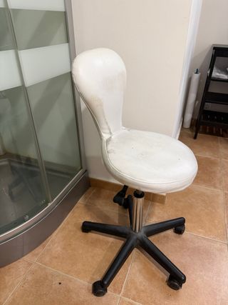 Taburete con base rodable y elevación