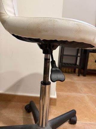 Taburete con base rodable y elevación