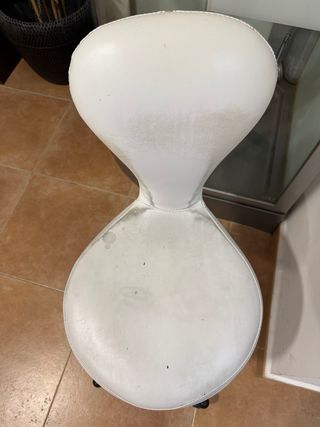 Taburete con base rodable y elevación