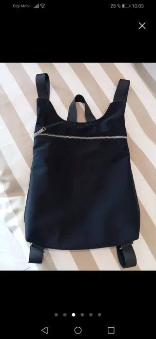 Mochila negra con regalo