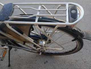 Bicicleta de paseo plateada