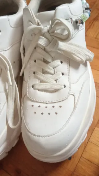 Zapatillas blancas con adornos