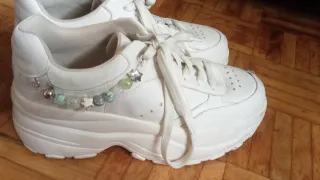 Zapatillas blancas con adornos