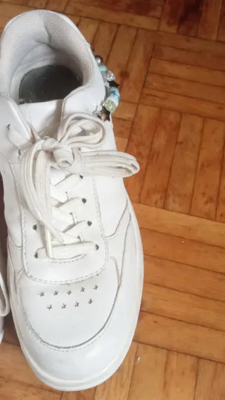 Zapatillas blancas con adornos