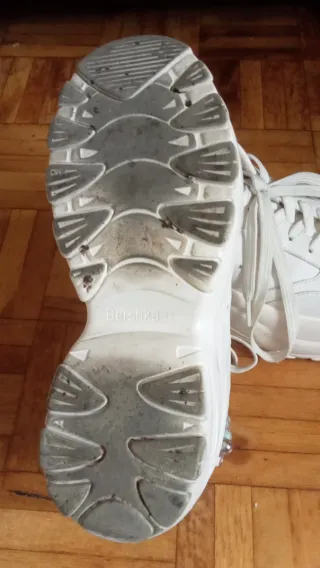 Zapatillas blancas con adornos