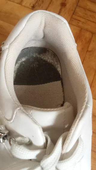 Zapatillas blancas con adornos