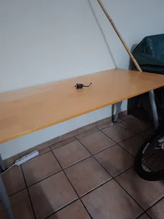 Mesa grande de madera y metal