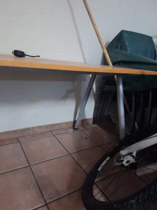 Mesa grande de madera y metal