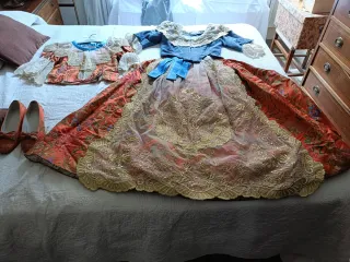 Traje de Fallera Oro y Naranja para niña.