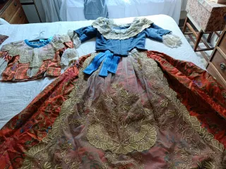 Traje de Fallera Oro y Naranja para niña.