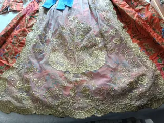 Traje de Fallera Oro y Naranja para niña.