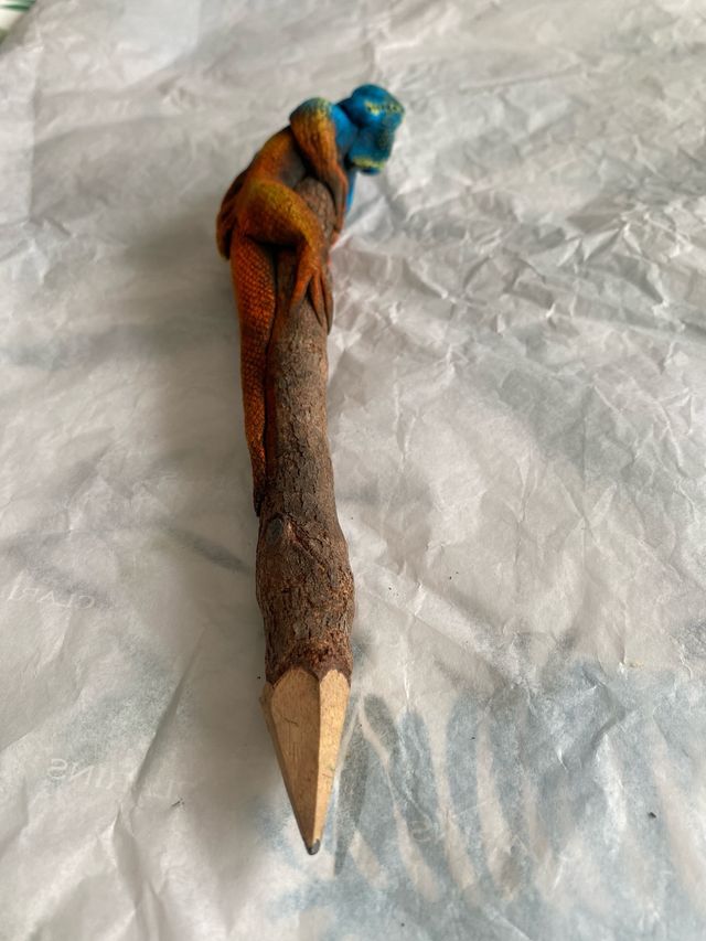 Lapicero de madera con iguana