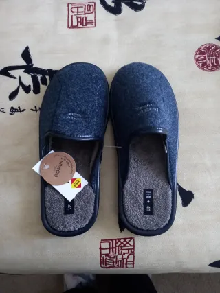 Zapatillas casa hombre talla 41, suela GOMUS.