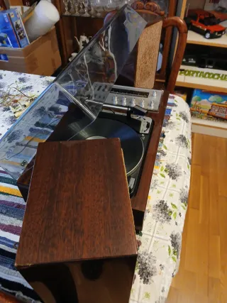 Tocadiscos Bettor con radio