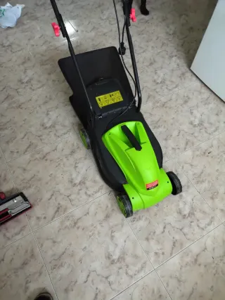 Cortacésped Eléctrico Verde Sin Usar