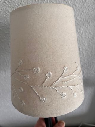 Lámpara de noche beige y negra