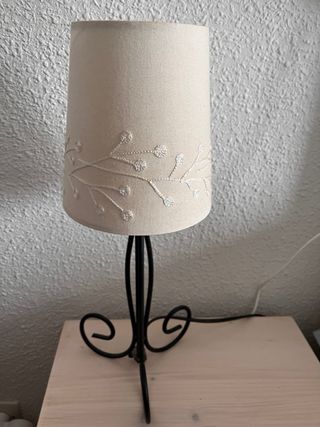 Lámpara de noche beige y negra