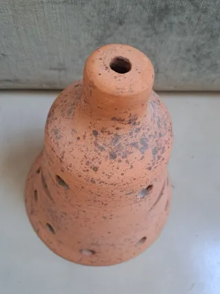 Lámpara de barro con diseño calado