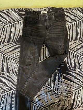 Pantalón vaquero negro Pull&Bear desgastado