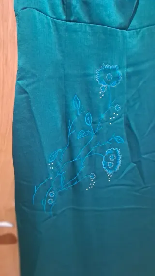 Vestido de fiesta verde con flores