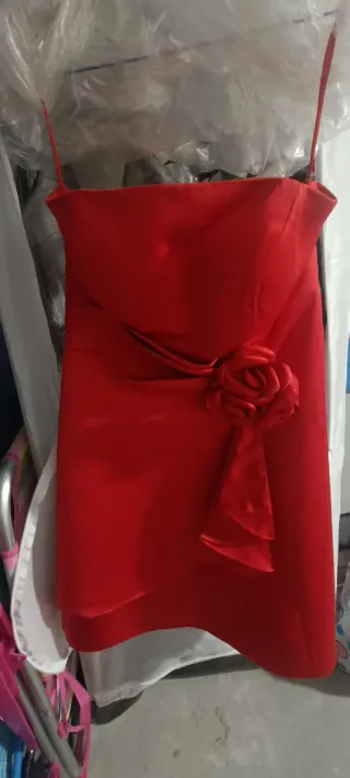 Vestido rojo fiesta con flor