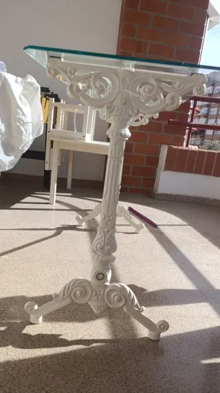 Mesa de cristal y metal blanca