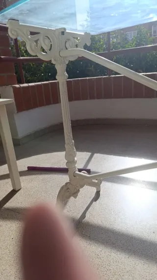 Mesa de cristal y metal blanca