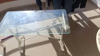 Mesa de cristal y metal blanca