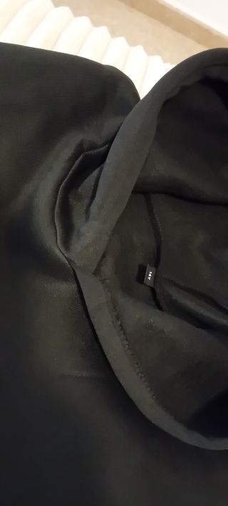 Sudadera Negra con Diseño de Fútbol. Talla 14 años