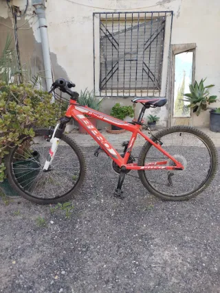 Bicicleta de montaña roja