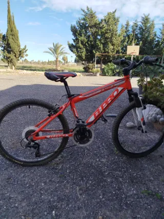 Bicicleta de montaña roja