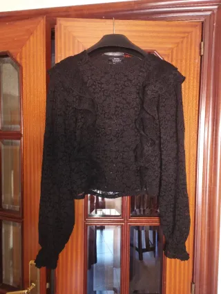 Blusa negra de encaje
