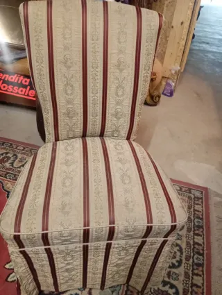 Sedia con fantasia a righe e floreale