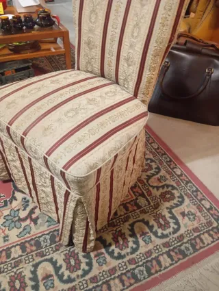 Sedia con fantasia a righe e floreale