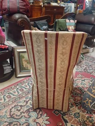 Sedia con fantasia a righe e floreale