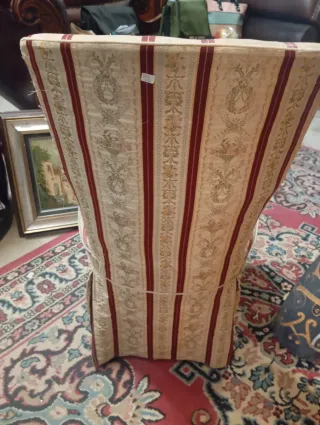 Sedia con fantasia a righe e floreale