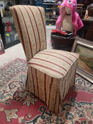 Sedia con fantasia a righe e floreale