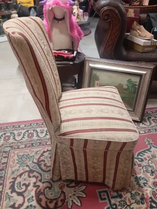 Sedia con fantasia a righe e floreale