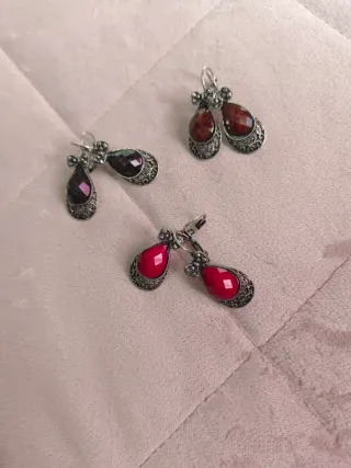 Pendientes rojos y plateados