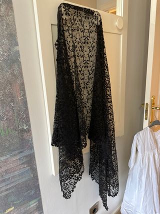 Mantilla española antigua negra hecha a mano