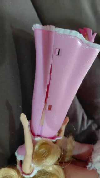 Muñeca Barbie con vestido rosa desmontable