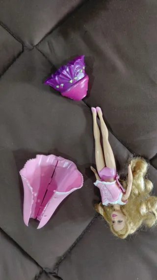Muñeca Barbie con vestido rosa desmontable