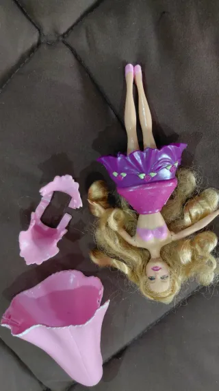 Muñeca Barbie con vestido rosa desmontable